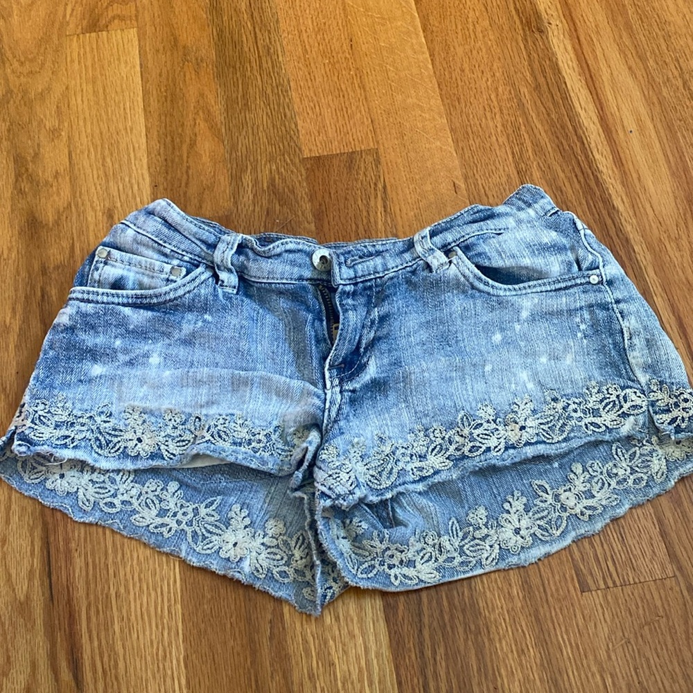 Levi’s Jean Shorts with floral embroidery